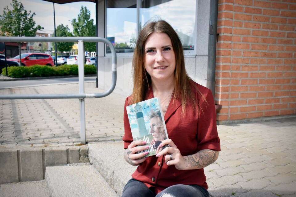 Anna Svensson debuterar som författare med boken ”Är du ensam?”.