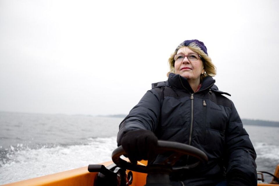 Det tar sex minuter med båten från Svartö brygga till Vållö. Iréne Svenonius håller rak kurs  och känner vattnen som sin egen ficka. Men i politiken är hon beredd att kompromissa och kryssa sig fram.