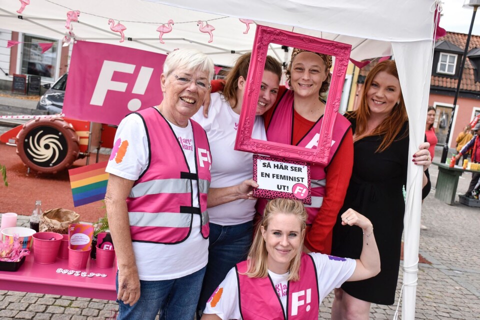 Ankie Persson, Hanna Pettersson, Marie Eriksson, Lisa Axelsson (sittandes) och Nina Åkesson är den lokala styrkegruppen för Feministiskt initiativ i Sölvesborg.
