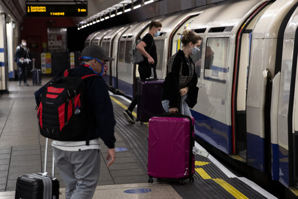 Resenärer i tunnelbanan vid storflygplatsen Heathrow.