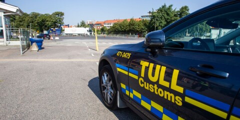 Tullen i Trelleborgs hamn fattade misstankar mot bilen med de två boråsarna i.