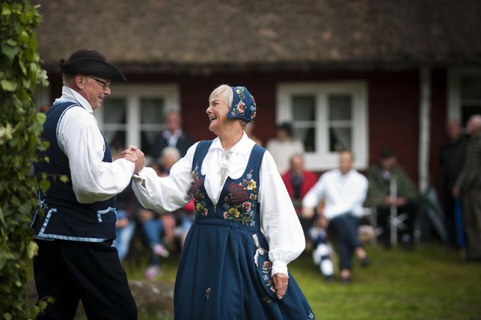 Kristianstads hembygdsgille dansade i sina vackra dräkter.