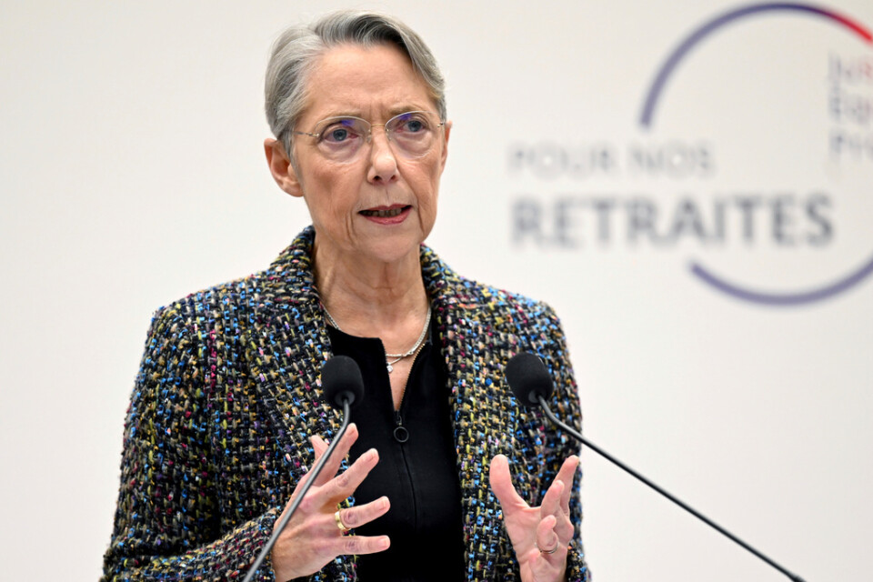 Frankrikes premiärminister Élisabeth Borne presenterar pensionsreformen på tisdagen.