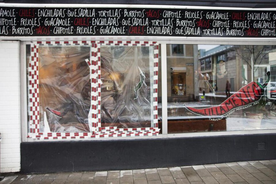 Men en större stock krossade någon fönstret till restaurang Lilla Mexico i centrala Växjö sent på fredagskvällen.
