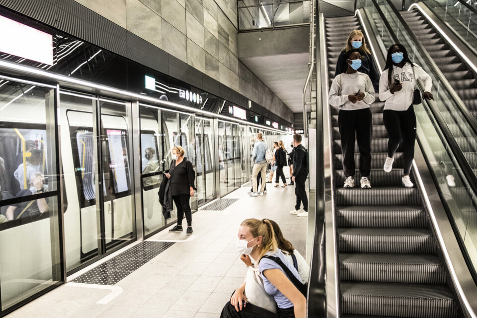 I Danmark är det lag på munskydd i kollektivtrafiken.