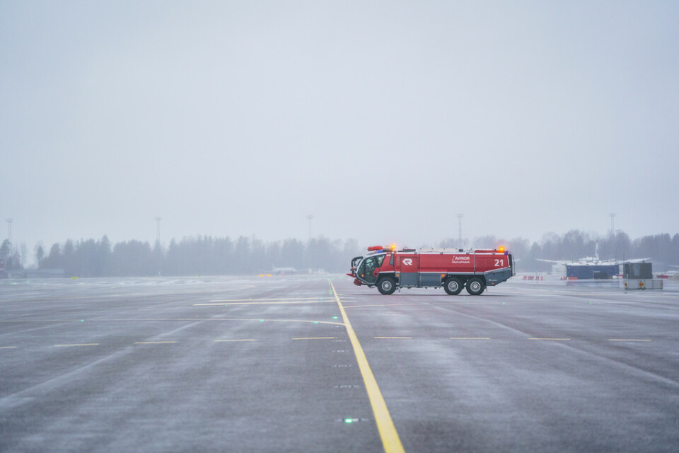 På bilden syns en brandbil från Rosenbauer International på den internationella flygplatsen i Oslo. Fordonet på akivbilden har ingen koppling till upphandlingen i artikeln.