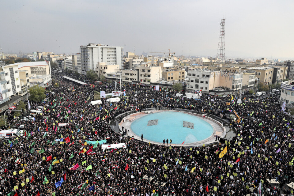 Demonstranter samlades på Revolutionstorget i Teheran på måndagen för att visa sitt stöd för den iranska regimen och fördöma förra veckans våldsamma protester mot regeringen.