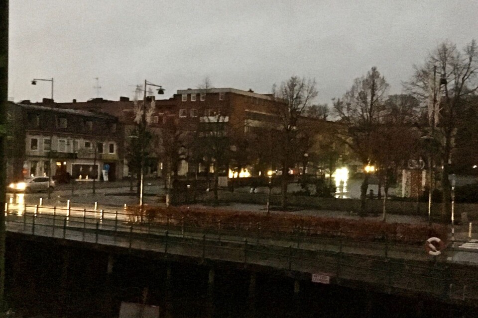 Enstaka strålkastare lyser upp den mörklagda delen av Ronneby torg.