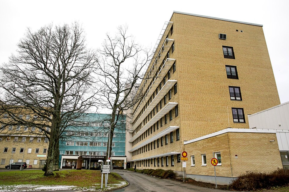 Intensivvårdsavdelningen, IVA, vid Oskarshamns sjukhus blir kvar. Men antalet platser minskas från fyra till två och respiratorvårdande patienter kommer inte vårdas i Oskarshamn.