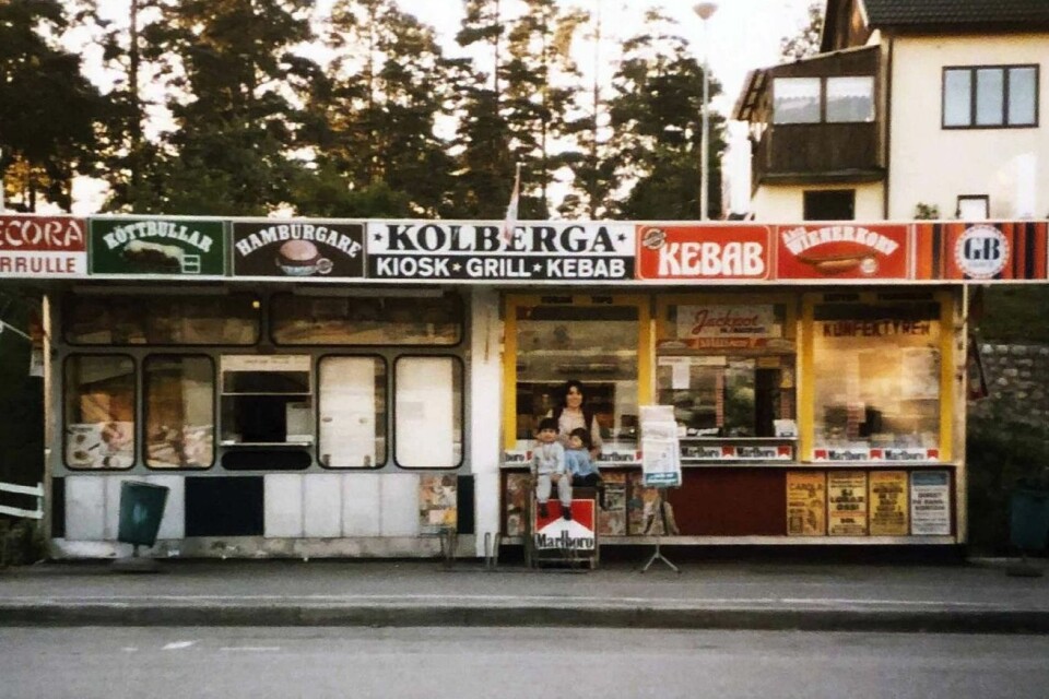 Klassiska Kolberga kebab i Oskarshamn i mitten av 1980-talet. På bilden syns ägaren Ilyas Seners fru Yeter och barnen Mehtap och Safiye. FOTO: PRIVAT