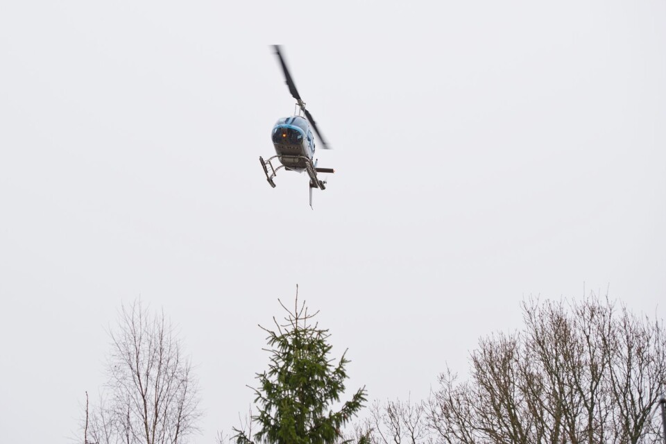 Luftledningsnätet i Ronneby kommun besiktigas av helikopter.