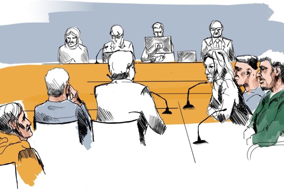 Illustration från förhandlingen mot de fyra mordåtalade männen. Arkivbild.
