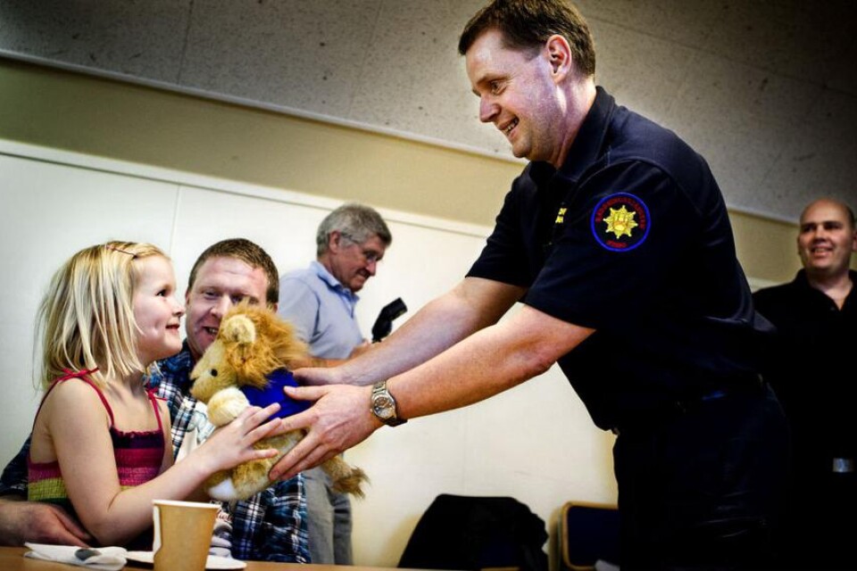 Räddningstjänstens Magnus Lindahl gav Pärla Gustafsson ett gosedjur.