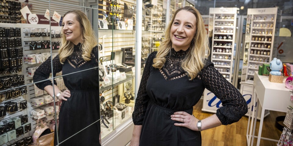 ”När kunderna blir nöjda och glada så blir jag också glad” säger butikschef Jennie Schrevelius.