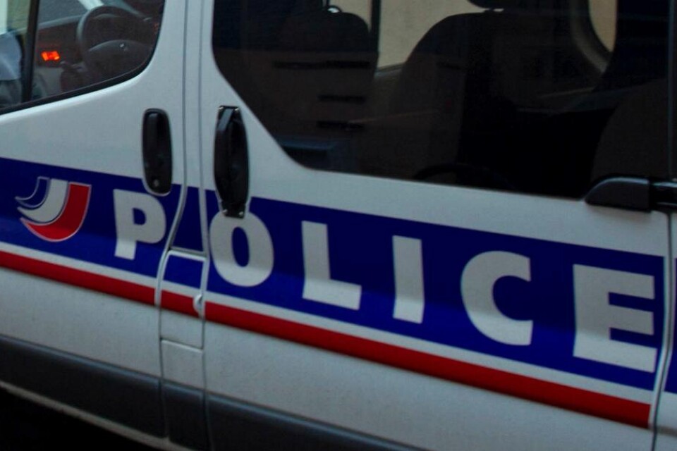 Fransk polis har kommit en maskeradliga på spåren som riktat in sig på att stjäla från lyxhotell runt om i landet. De två männen, 56 och 31 år, listade ut vilka rum som bokats av rika turister från olika Gulfländer. Därefter klädde de ut sig som sina of