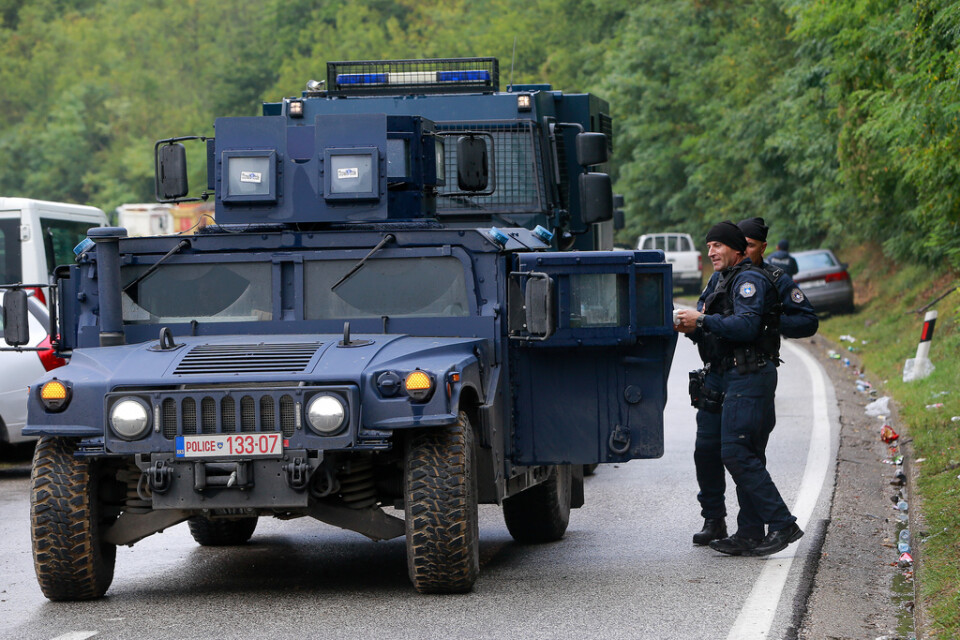Poliser i Kosovo bevakar gränsen under fjolårets protester i september. Arkivbild.