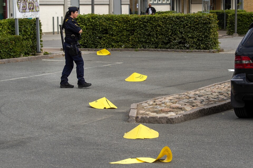 Polisen gjorde en del fynd på parkeringen utanför Gamlegården Center, fynd som markerades med gula koner.