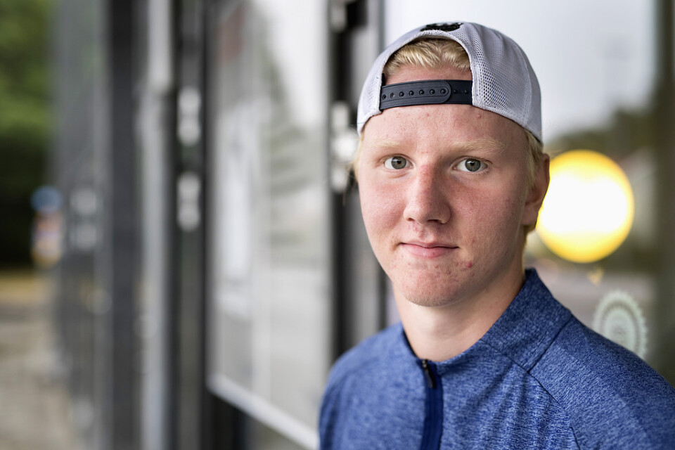 Rasmus Dahlin stortrivs med sin sommar i Sverige efter första säsongen i NHL. "Jag har fått exakt det jag ville, att komma tillbaka till familj och vänner", säger den 19-årige supertalangen från Lidköping. Både kebabtallrikar och nya intresset padel har hunnits med.
