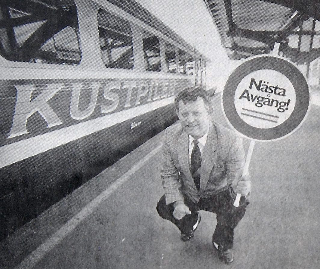 Länstrafikens ordförande, Henrik Hammar, vinkade av den första Kustpilen från Hässleholms station.
Arkiv: Jörgen Ahlström