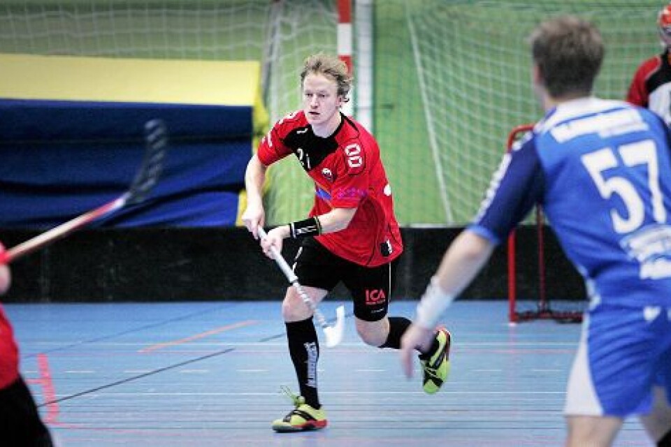 Den spelande tränaren Tobias Linde var inte på långa vägar nöjd med Lönsbodas spel. Foto: Stefan Sandström/arkiv