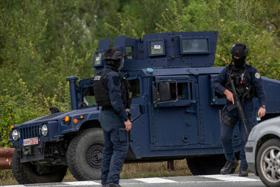 Polis i Kosovo genomför sökande efter misstänkta gärningsmän efter söndagens attack.