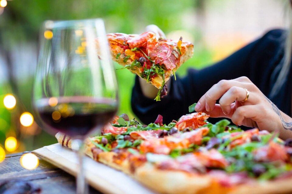 Hemligheten i maträtten scrocchiarella är en botten som tillverkas av surdegsbröd samt traditionell pizzadeg av vetemjöl.