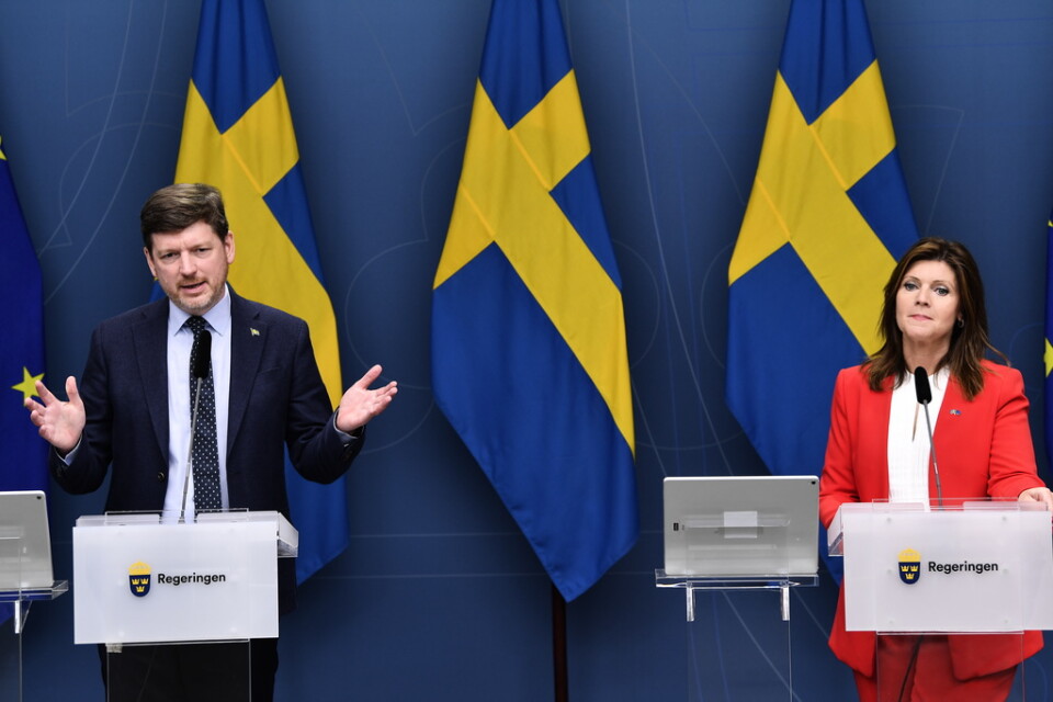 Martin Ådahl, arbetsmarknadspolitisk talesperson (C), och arbetsmarknadsminister Eva Nordmark (S) presenterar las-utredningarna.