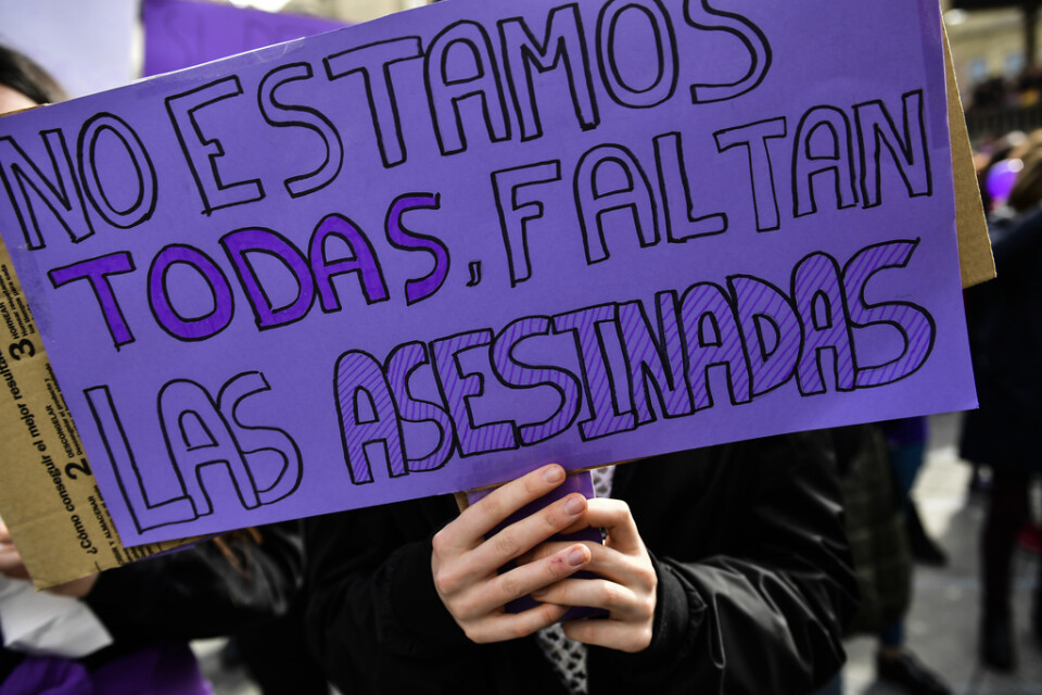 En kvinna håller en skylt med texten "Alla är inte här. De mördade saknas" under en manifestation på internationella kvinnodagen i Pamplona den 8 mars i år, några dagar innan Spanien stängdes ner.