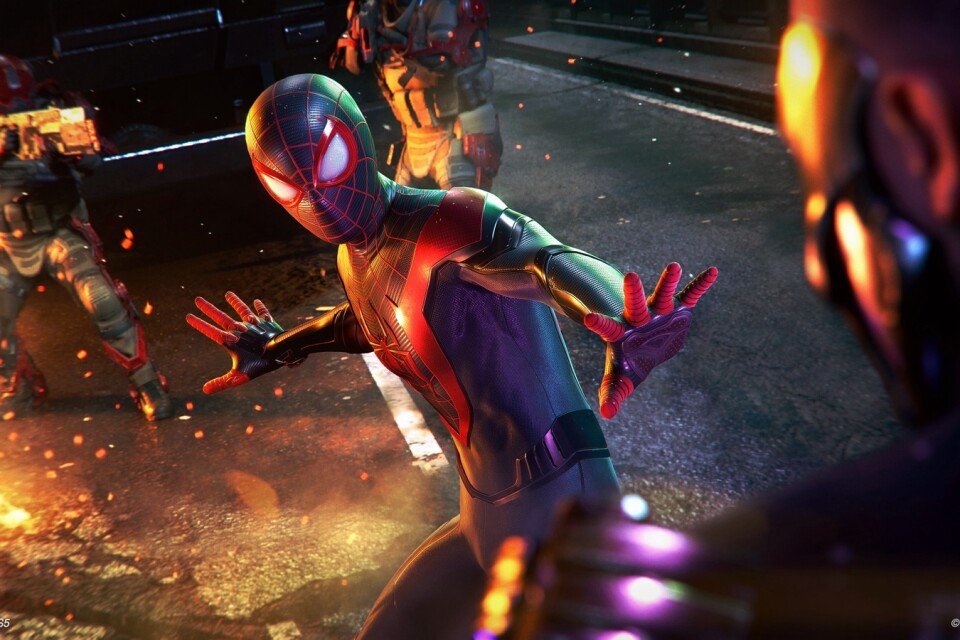 Miles Morales tar på sig spindelmannendräkten i "Spider-Man: Miles Morales". Pressbild.