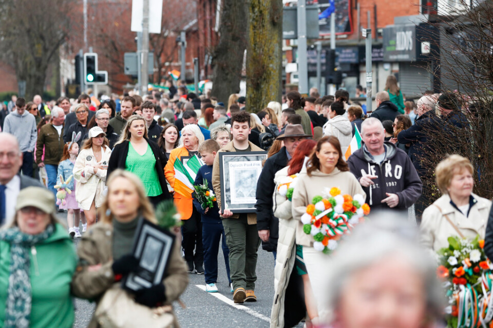 Nationalister gick i parad i Belfast på söndagen, för att högtidlighålla en annan händelse: Påskupproret 1916, en väpnad revolt mot brittisk överhöghet på Irland.