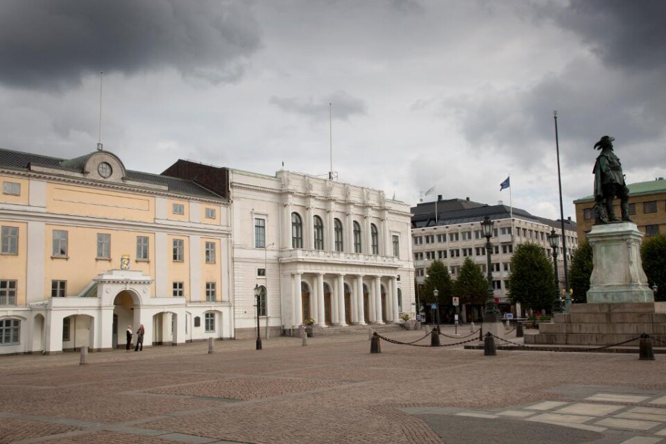 Den 25-årige man som anhölls för bombhotet mot stadshuset i Göteborg tidigare i veckan har häktats vid Göteborgs tingsrätt, rapporterar P4 Göteborg. Han misstänks för grovt olaga hot efter att ha placerat en väska i stadshuset och sagt att den kommer at