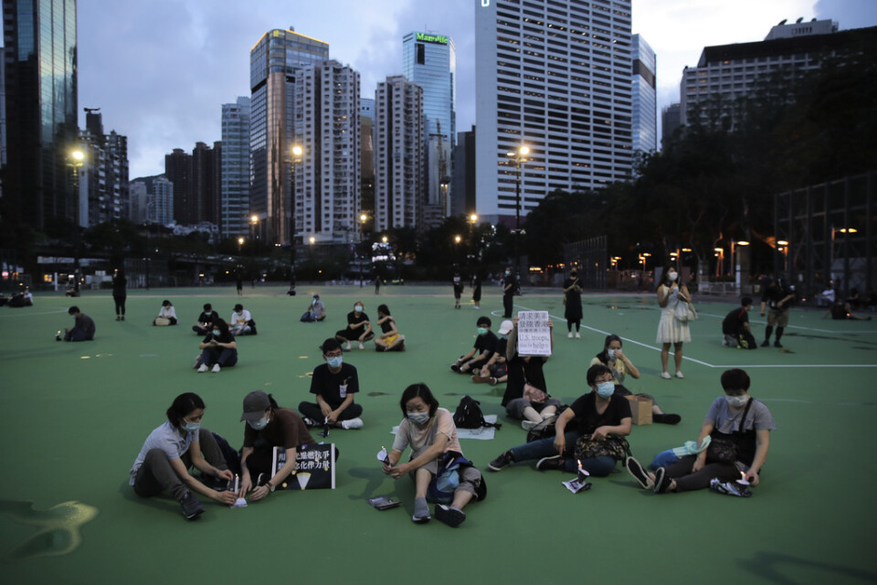 I Victoria Park i Hongkong tänder besökare ljus till minne av massakern på Himmelska fridens torg 1989.
