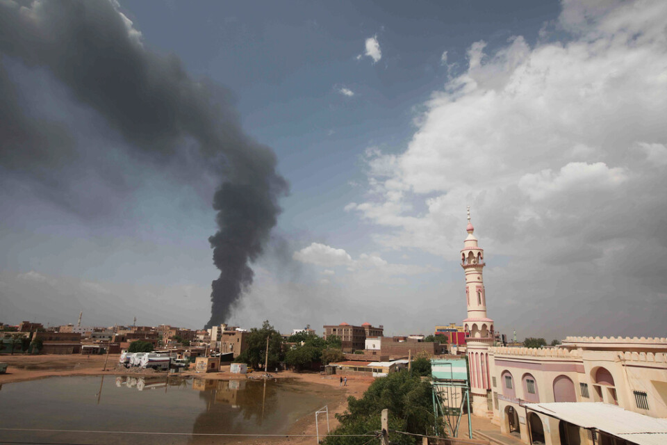 Rök över Khartum efter anfall i torsdags.
