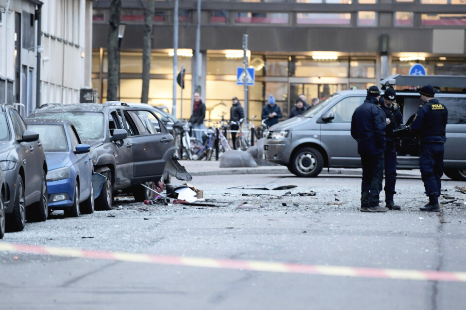 Poliser undersöker området vid ett flerfamiljshus på Gyllenstiernsgatan på Östermalm i Stockholm efter explosionen.