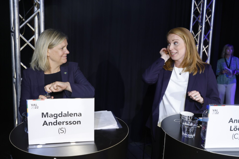 Statsminister Magdalena Andersson (S) och Centerpartiets ledare Annie Lööf redo i Radiohuset inför Sveriges Radios slutdebatt med partiledarna.