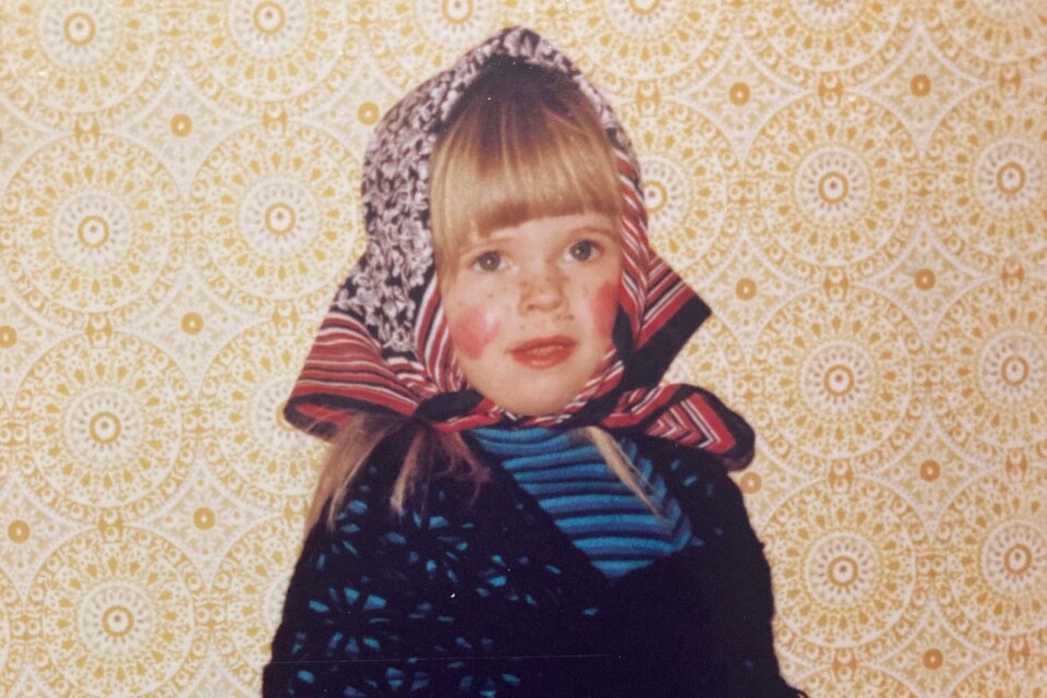 På påsk klär man ut sig till påskkärring. Det är sedan gammalt. Så här kunde det se ut i slutet av 1970-talet när jag fick på mig sjalett och feberrosor på kinderna.