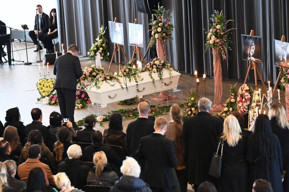 En minnesceremoni hölls i Luftkastellet efter mordet.