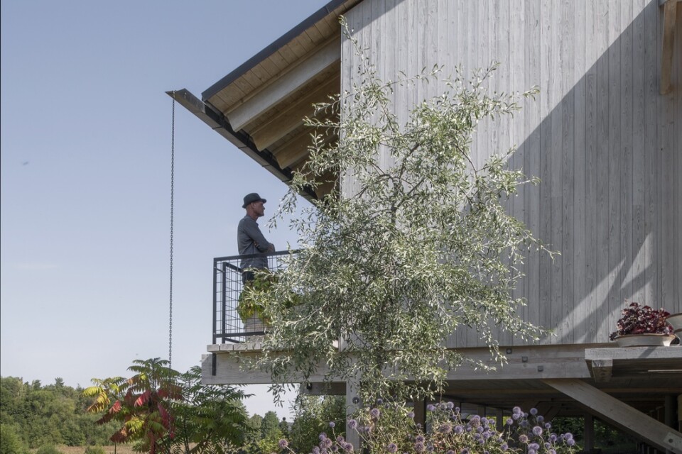 ”Gör man genomtänkt arkitektur är det i sig hållbart”, säger Johnny, här på Osprey farm.