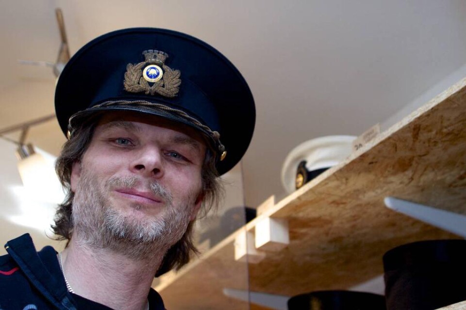 Brandingenjörshatten från 1953 passar Anders Klingborgs huvud, liksom de flesta andra hattarna i samlingen.