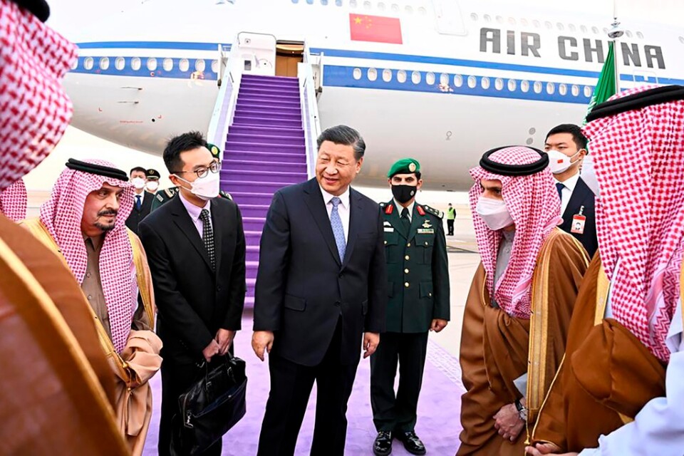 Kinas president Xi Jinping välkomnas av prins Faisal bin Bandar, Riyads guvernör.
