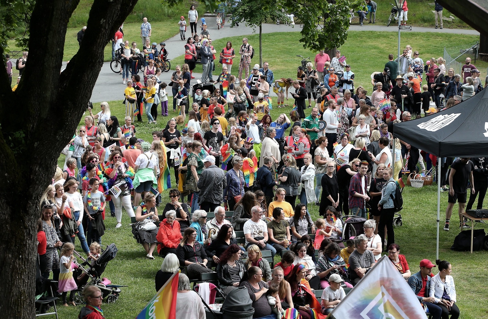 Svenska Kyrkans Pridepromenad, i Hässleholm. Foto: Stefan Sandström