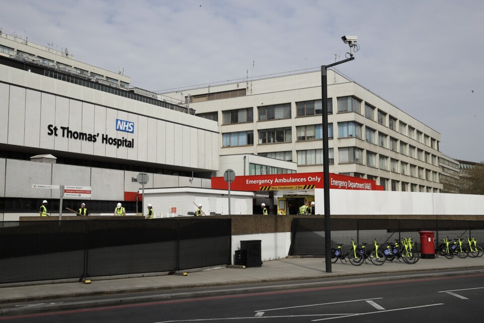 Ett staket byggs för att skymma ingången vid St Thomas' Hospital i centrala London, där premiärminister Boris Johnson vårdas.