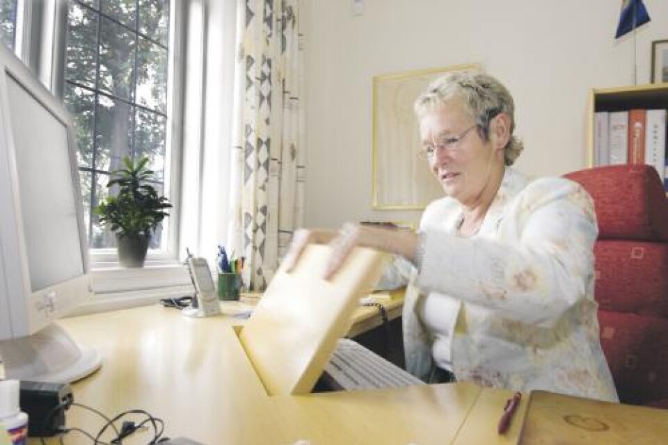 PLOCKAR IHOP. Efter valet den 17 september lämnar Gerthie Olsson kontoret i den öda stugan och det som varit hennes arbetsplats i 12 år. Foto: Patric Söderström