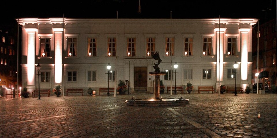 Stortorget Ystad skymning Gamla rådhuset fontän