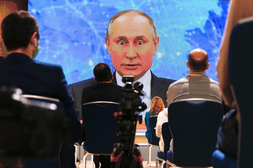 Rysslands president Vladimir Putin isolerar sig efter tiotals fall av covid-smitta i hans inre krets. Arkivbild från videokonferens i december 2020.