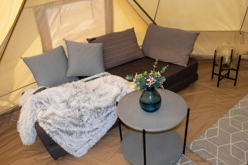 I tälten finns det även en soffa och bord.
