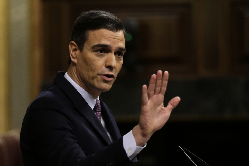 Spaniens tillförordnade premiärminister Pedro Sánchez i lördagens debatt i parlamentet. På tisdag röstas han sannolikt fram som landets ordinarie premiärminister och ledare för en koalitionsregering.