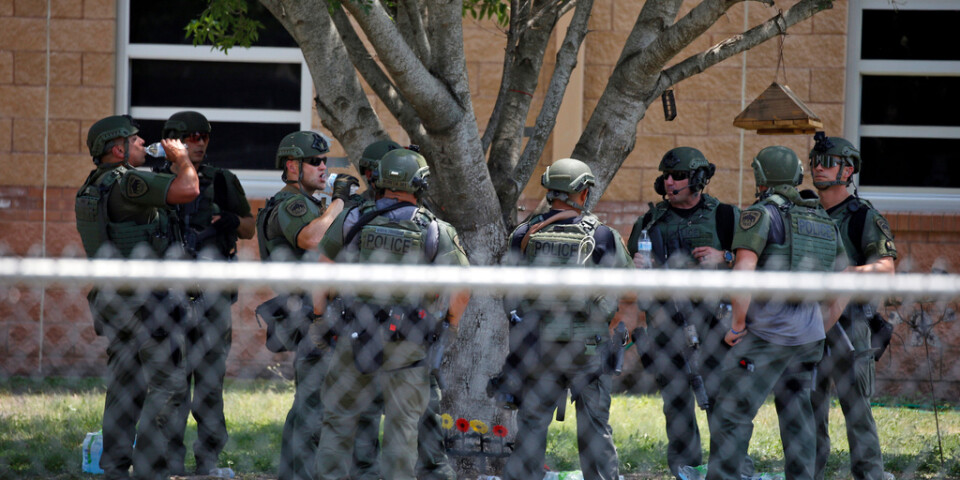 Polis står utanför Robb Elementary School efter masskjutningen som tog minst 21 liv.