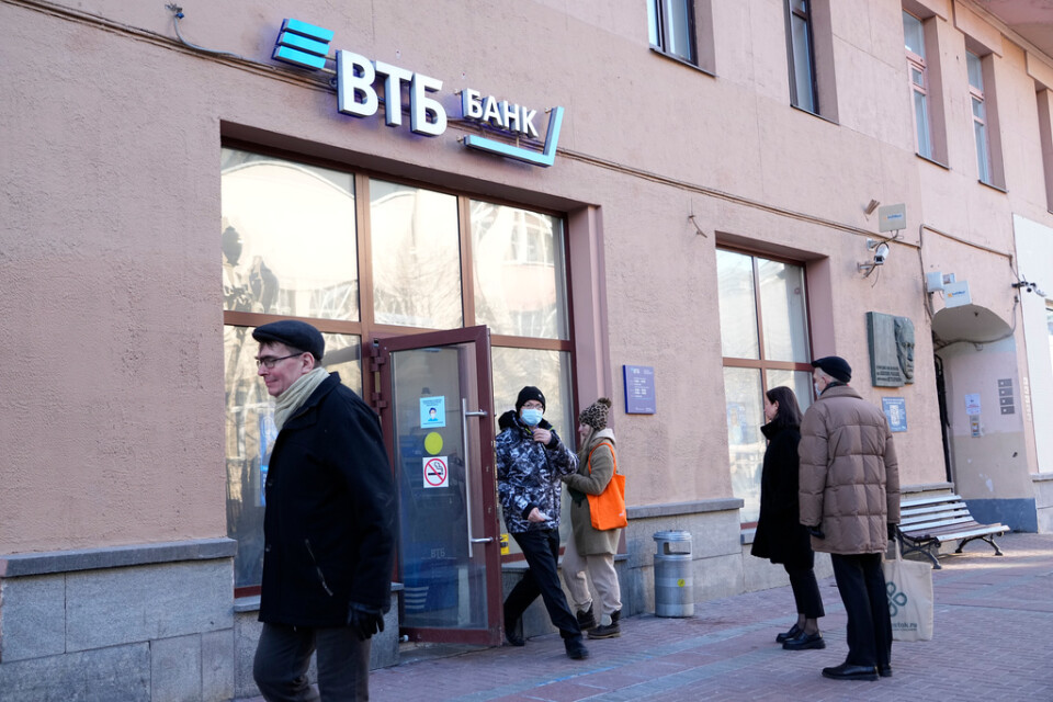 Börsen i Moskva fortsätter hålla stängt även under tisdagen som en följd av den finansiella oro som uppstått efter den ryska invasionen av Ukraina. På måndagen köade folk till bankomater.