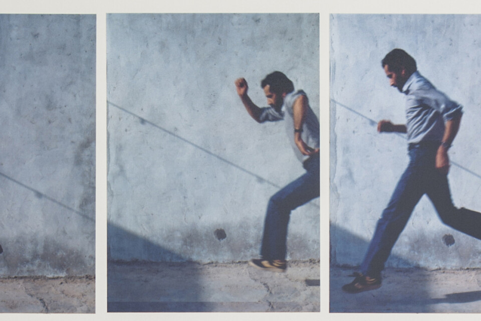 Hassan Sharif (1951–2016) bodde och var verksam i Dubai. Han klassas som en av 1900-talets mest inflytelserika konstnärer från Mellanöstern. Här Jumping No. 1, 1983, tre av sju foton i ett collage.